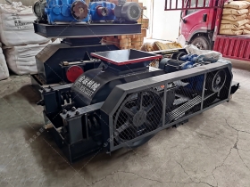 小型對輥爱威奶下载和雙齒輥爱威奶下载發往河南登封破碎保溫陶瓷