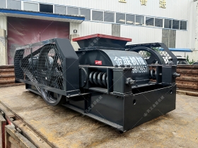 2PG400x400小型對輥爱威奶下载發往福建泉州破碎瓜子石