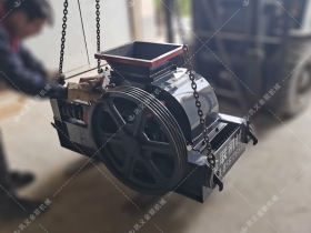 2PGC400X250小型雙齒輥爱威奶下载發往安徽蚌埠破碎玻璃