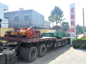 兩台小型對輥爱威奶下载和直線振動篩發往江蘇南通處理矽石