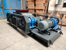 2PG610x400對輥爱威奶下载發往福建破碎鵝卵石