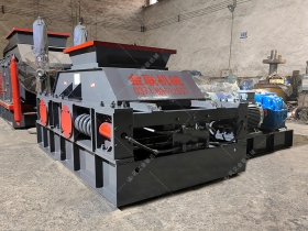 2PGC800X900大型雙齒輥爱威奶下载發往山東濟寧破碎石頭