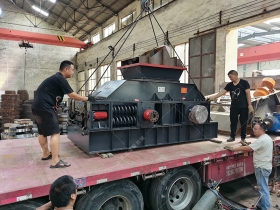1208型半自動對輥爱威奶下载發貨 破碎石英石