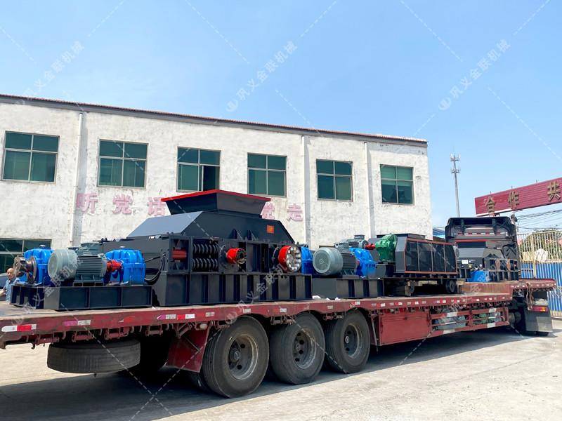 1200*1200雙齒輥爱威奶下载，兩台900*900軌道移動雙齒輥爱威奶下载發往雲南